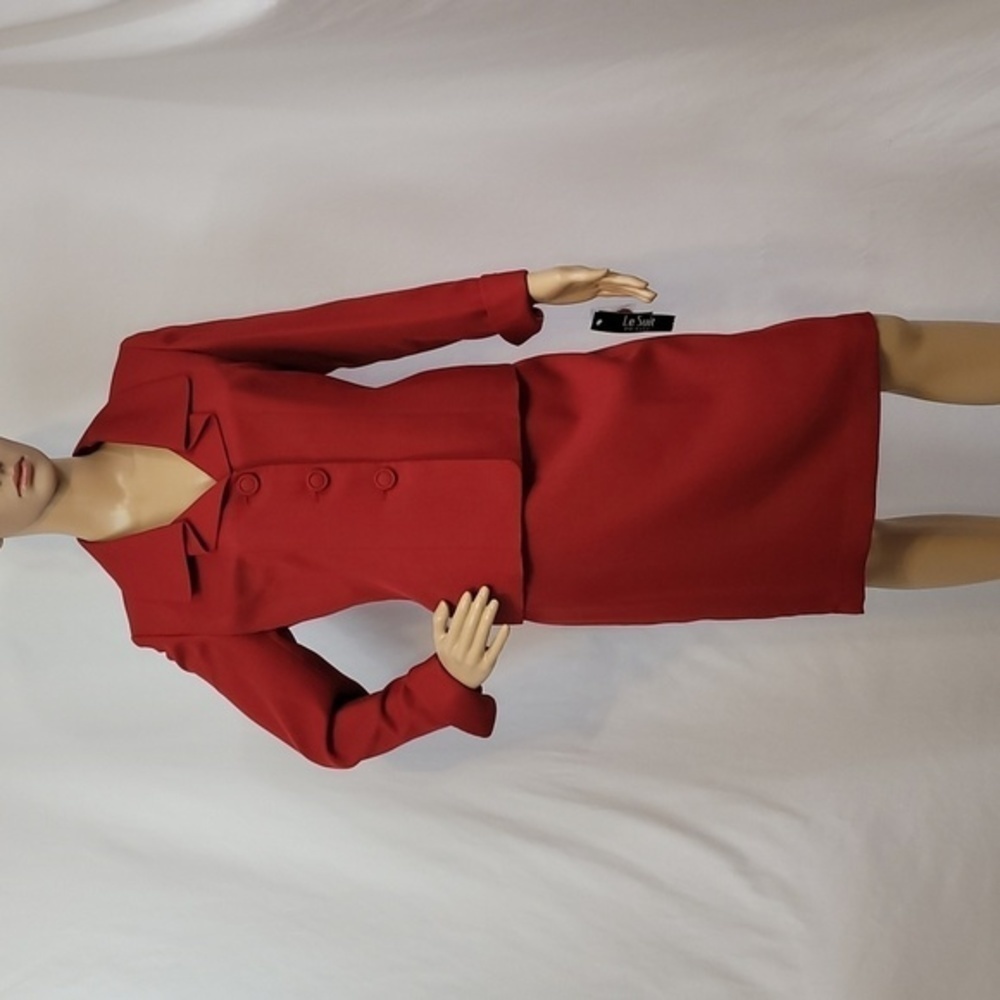 LE Suit Petite Crimson Crepe  2 Piece Skirt  And Blazer Suit